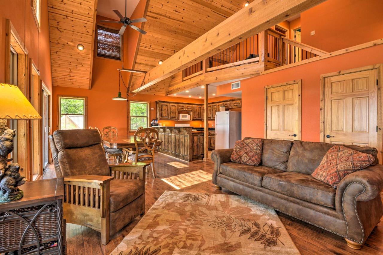 Spacious Log Cabin With Fire Pit And Game Room! Eureka Springs Esterno foto