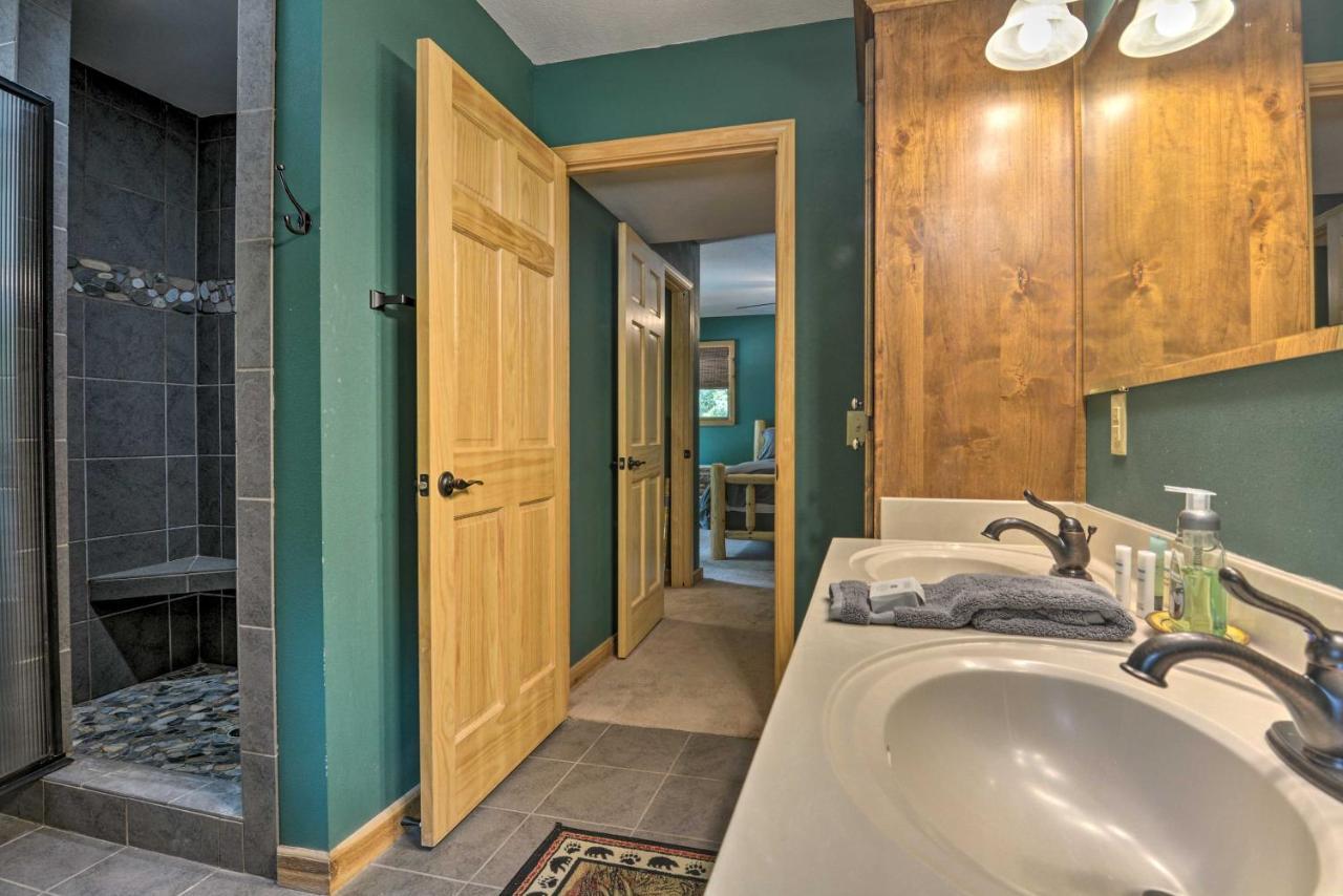Spacious Log Cabin With Fire Pit And Game Room! Eureka Springs Esterno foto