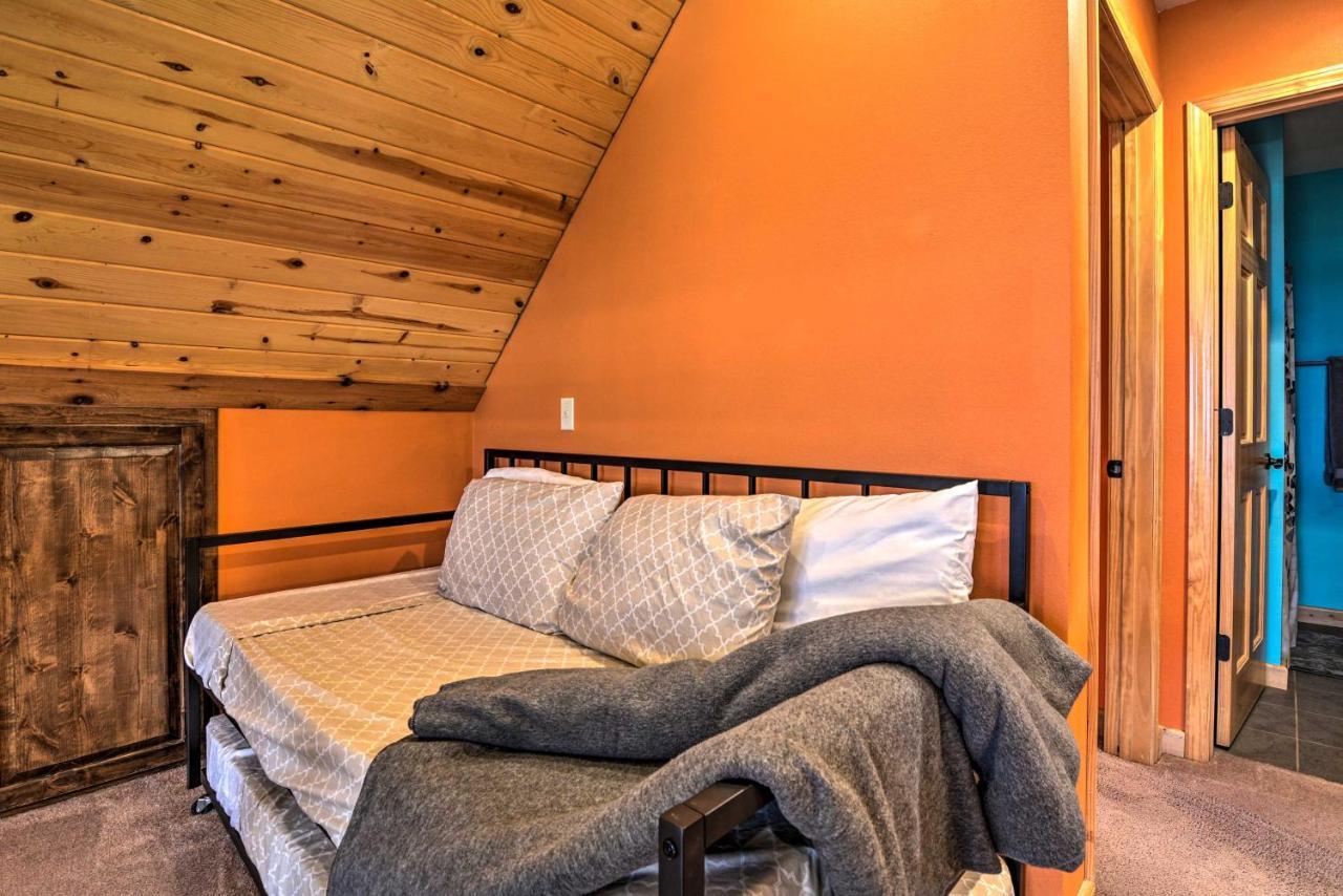 Spacious Log Cabin With Fire Pit And Game Room! Eureka Springs Esterno foto